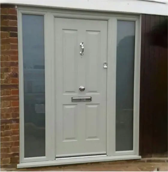 Puerta exterior, gris, hoja de madera, acristalado y laterales a pedido (EX-021)