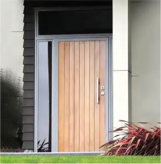 Puerta exterior, roble claro, hoja de madera, acristalado y laterales a pedido (EX-024)
