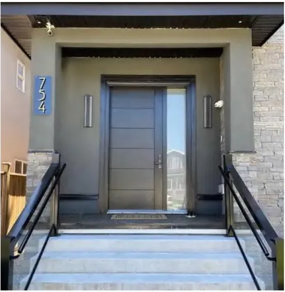 Puerta exterior, gris, hoja de madera, acristalado y laterales a pedido (EX-068)