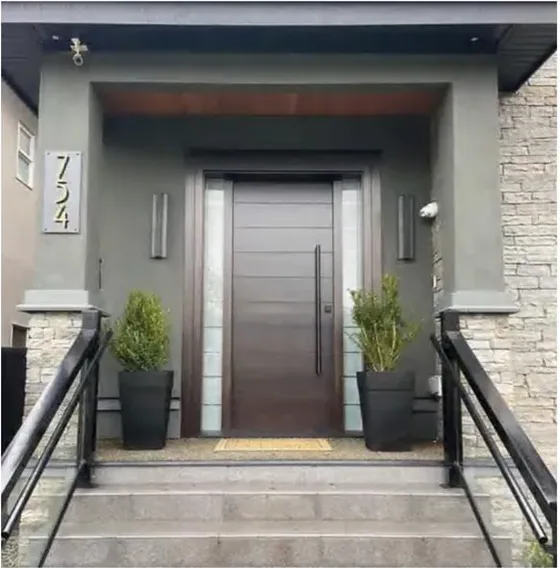Puerta exterior, gris, hoja de madera, acristalado y laterales a pedido (EX-069)