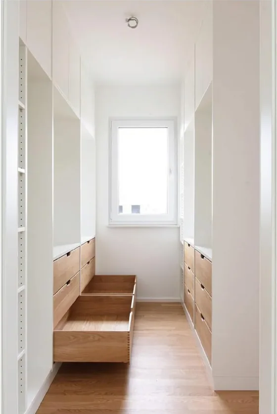 Compact walk-in with oak drawers, painted carcass, oak drawer fronts (WR-07)